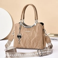 Borsa a mano in pelle a pieghe kaki con tracolla larga e ciondolo a cuore nero - 25.5x20x11cm / Cachi
