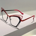 Primer plano de gafas cat-eye de metal con patrones huecos y diseño en rojo y negro - Montura Roja Negra Lente Transparente