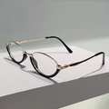 Dettaglio degli occhiali cat-eye con stanghette in metallo dorato e montatura nera - Montatura Oro e Nero Lente Trasparente
