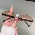 Detail der rahmenlosen Kürbis-Sonnenbrille mit braunem Farbverlauf und Metallgestell - Verlauf Tee