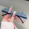 Detail einer apfelförmigen randlosen Kinder-Sonnenbrille mit blau-rosa Farbverlauf - Blau Rosa Farbverlauf