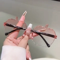 Nahaufnahme der süßen apfelförmigen rahmenlosen Sonnenbrille mit rosa Verlaufsgläsern - Zweifarbiges Rosa