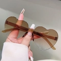 Primer plano de gafas de sol infantiles de corazón sin montura y lentes degradadas - Degradado Marrón