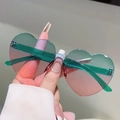 Detail of green and pink gradient heart-shaped rimless sunglasses with transparent temples - Green and Pink