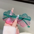 Vue détaillée de lunettes fleurs pour enfants avec verres dégradés vert émeraude et rose - Dégradé Vert Rose