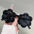 Gros plan sur les montures noires en forme de fleur de ces lunettes pour enfants - Noir