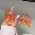 Détail des lunettes de soleil fleurs avec monture marguerite orange et verres jaunes - Orange