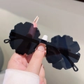 Detalle macro de gafas de sol flores negras con bordes ondulados para niños - Gris Oscuro