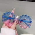 Gros plan sur lunettes de soleil rondes avec marguerites colorées en dégradé rose et bleu - Dégradé Bleu Rose