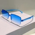 Primer plano de gafas de sol sin montura con lentes degradadas azules y patillas claras - Azul Degradado