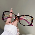 Dettaglio occhiali cat-eye tartarugati con asta in metallo dorato traforato e misura 53-19-145 - Montatura Tartarugata Viola Lente Chiara Punta Viola