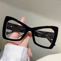Dettaglio delle aste larghe su occhiali cat-eye neri con stampa del codice 33-142 - Montatura Nera Lente Trasparente