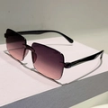 Detalle de gafas de sol sin montura con lentes moradas degradadas y patillas negras - Gris Rosa