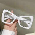 Dettaglio degli occhiali cat-eye bianchi lucidi tenuti in mano su uno sfondo neutro - Montatura Bianca Lente Trasparente