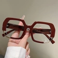 Dettaglio occhiali oversize bordeaux con cristallo a forma di cuore sul ponte centrale - Montatura Rosso Vino Lenti Trasparenti