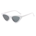 Vista laterale di occhiali da sole cat-eye alla moda in plastica bianca con lenti grigie - Montatura Bianca Lenti Grigie