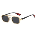 Trendige Sechseck-Metall-Sonnenbrille mit Doppelsteg und dunkelgrauen Gläsern auf Weiß - Goldrahmen Schwarzgrau