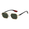 Detail der goldenen sechseckigen Metallsonnenbrille mit Doppelsteg und roten Bügelenden - Goldrahmen Grün