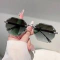Detailopname van randloze achthoekige glazen met kleurverloop en zilveren metalen poten - Grijsgroene Lens Zilveren Poot