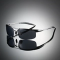 Detailweergave van zilveren metalen frames en getextureerde veren van de sportbril - Zilveren Frame Zwart Grijze Lenzen