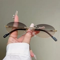 Nahaufnahme der randlosen ovalen Sonnenbrille mit goldenen Metallbügeln und Kristall-Details - Ovaler Randloser Stil (8623) / Verlauf Grau bis Champagner