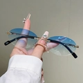 Modische randlose Sonnenbrille mit blauem Verlauf und schlanken goldenen Metallbügeln - Ovaler Randloser Stil (8623) / Verlauf Blau