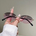 Detail einer randlosen ovalen Sonnenbrille mit Verlaufsgläsern und goldener Fassung - Ovaler Randloser Stil (8b23) / Verlauf Grau bis Rosa
