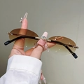 Detail der randlosen ovalen Sonnenbrille mit braunem Verlauf und Herz-Kristall-Akzenten - Ovaler Randloser Stil (8623) / Farbverlauf Braun
