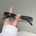 Occhiali da sole quadrati senza montatura con lenti grigie sfumate e dettaglio cuore - Gradiente Grigio