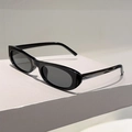 Detailansicht der Retro-Oval-Sonnenbrille in Schwarz auf minimalistischem Display - Schwarzer Rahmen Graue Gläser