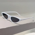 Detailansicht der weißen Katzenaugen-Sonnenbrille mit silbernen Metallscharnieren - Weißer Rahmen Graue Gläser