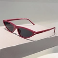 Detailansicht der magentafarbenen Cat-Eye-Sonnenbrille mit dunklen Gläsern und Dekor - Lila Rahmen Graue Gläser