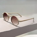 Détail de lunettes de soleil rondes rétro avec monture beige et double pont doré - Monture Café Thé Dégradé