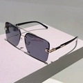 Detailansicht der randlosen quadratischen Sonnenbrille mit Doppelsteg und Goldakzenten - Goldrahmen Schwarzgrau