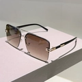 Details einer quadratischen randlosen Sonnenbrille mit Verlaufsgläsern und Goldsteg - Goldrahmen Gelb Doppeltee