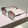Detail einer runden Vintage-Metall-Sonnenbrille mit Verlaufsgläsern und Bügeln in Schildpatt - Tee Rahmen Verlauf Tee Gläser