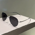 Detalle de gafas de sol aviador polarizadas sin montura con varillas de metal negras finas - Gris Negro