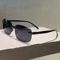 Detalle de gafas de sol cuadradas al aire con patillas de metal negro con textura fina - Gris Negro