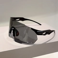 Vista lateral de gafas de sol deportivas negro mate con lentes grises anchas y patillas huecas - Montura Negra Lentes Gris Negro
