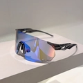 Detalle de gafas de sol deportivas de gran tamaño con lentes de espejo degradadas azul y naranja - Montura Gris Transparente Lentes de Espejo Verdes