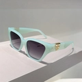 Detalle de montura cat-eye verde menta con bisagra dorada y lentes violeta degradados - Montura Verde Fruta Lentes Gris Degradado