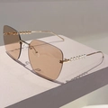 Détail de lunettes de soleil carrées sans monture avec perles sur branches dorées - Monture Dorée Verres Champagne
