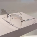Détail de lunettes de soleil carrées sans monture avec verres dégradés et décorations de perles - Monture Argentée Verres Argent Dégradé