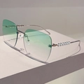 Détail de lunettes de soleil carrées sans monture avec branches ornées de perles et verres dégradés - Monture Argent Vert Dégradé
