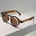 Detail van een retro opklapbare zonnebril met schildpadmotief en donkerbruine ronde glazen - Luipaard Frame / Theekleurige Lenzen