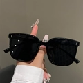 Occhiali da sole squadrati oversize neri con montatura spessa in plastica di alta qualità - Montatura Nera Laccata con Borchie Verticali