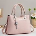 Bolso rosa de mujer en cuero texturizado con adorno de flor metálica y correa de hombro - Rosa