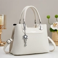 Sac à main blanc crème avec texture tressée, breloque fleur et bandoulière réglable - Blanc Cassé