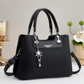 Elegante bolso de mano negro para mujer con colgante de flor y detalles metálicos plata - Negro