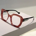 Detail of red-brown marble cat-eye glasses frame with decorative wing-shaped temples - Red Tortoise Frame Transparent Lens